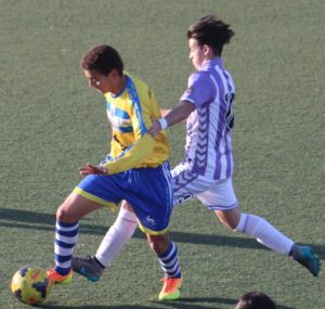 Raúl Peláez lucha un balón || Foto: Víctor Álvarez