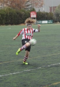 Ali y Peke, las dos caras del derbi 1 Peke despeja un balón Foto: Sergio Sanz