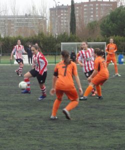 Moni controla el balón ante varias jugadoras del Parquesol || Foto: Sergio Sanz