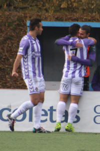 Mayoral dedica el primer gol a Mario Gómez, ante la mirada de Corral Foto: Víctor Álvarez