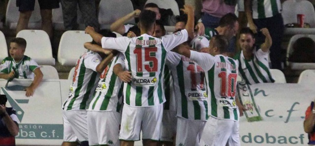 Los jugadores del Córdoba celebran un gol || Foto: As