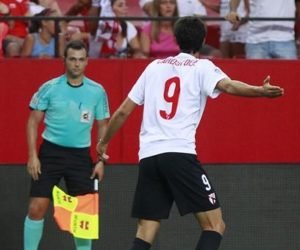 Carlos Fernández protesta una decisión arbitral durante un encuentro || Foto: ABC