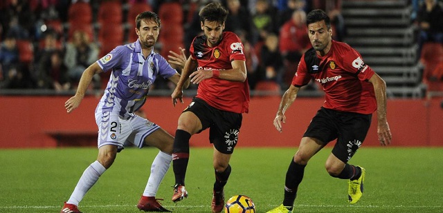 Míchel persigue un balón en el partido de ida || Foto: As