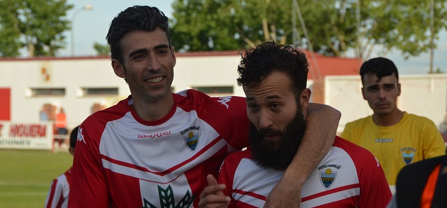 Los jugadores del Tordesillas celebran la permanencia || Foto: Juan Postigo