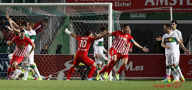 Los jugadores del Almería celebran un gol || Foto: LFP