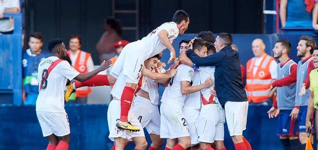 Los jugadores del Sevilla Atlético celebran el gol en El Sadar || Foto: La Liga