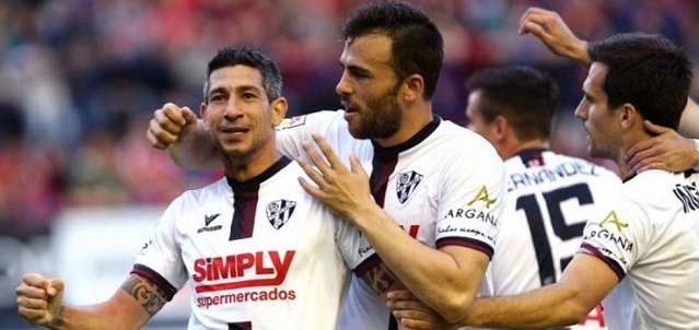 Los jugadores del Huesca celebran un gol en Pamplona || Foto: Heraldo