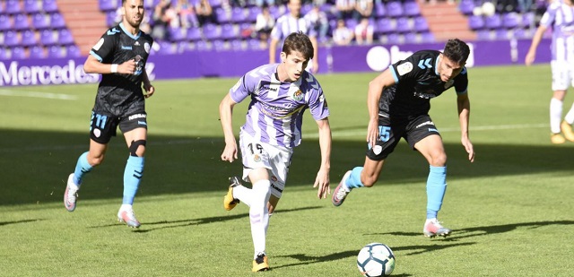 Toni corre con el balón || Foto: Real Valladolid