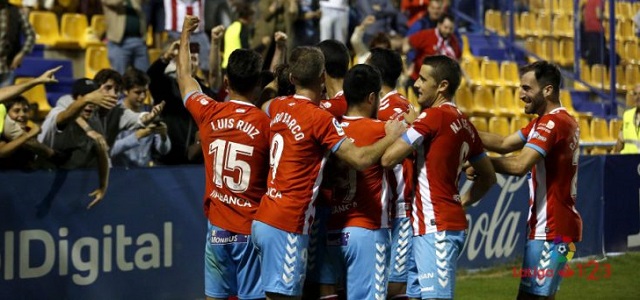 Los jugadores del Lugo celebran un gol || Foto: LFP