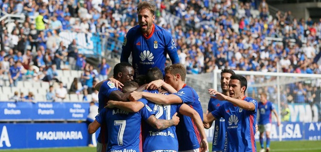 Los jugadores del Oviedo celebran un gol || Foto: La Voz de Asturias