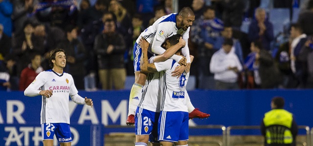 Los jugadores del Zaragoza celebran un gol || Foto: Rosa M. Martín