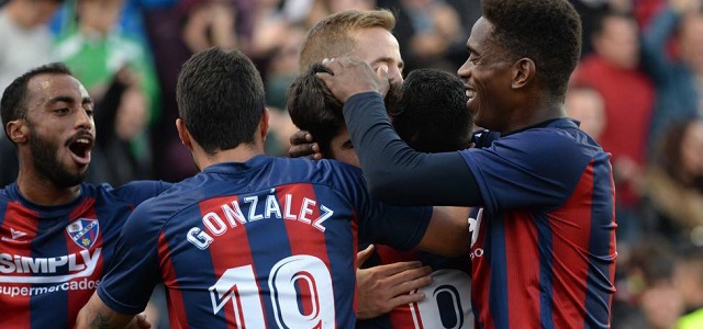 Los jugadores del Huesca celebran un gol || Foto: LFP