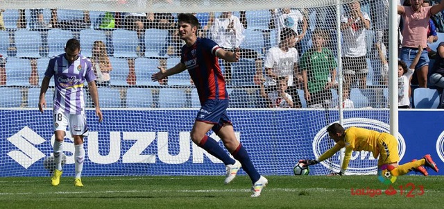 Melero celebra un tanto ante el Real Valladolid || Foto: LFP