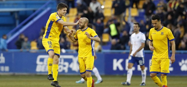 Los jugadores del Alcorcón celebran un gol || Foto: LFP