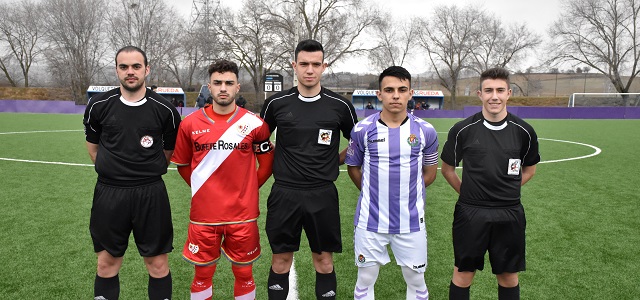 El trío arbitral junto con los capitanes || Foto: Sergio Borja