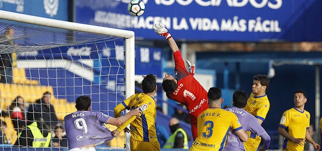 Casto despeja un balón || Foto: LFP