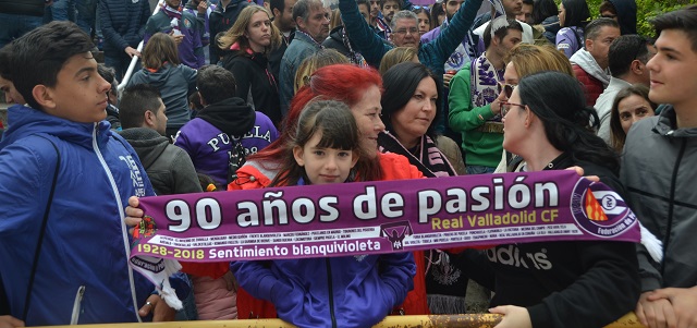 Así recibió la afición a los jugadores del Pucela a su llegada a Zorrilla || Foto: Juan Postigo