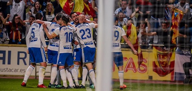 Los jugadores del Zaragoza celebran un gol || Foto: El Periódico de Aragón