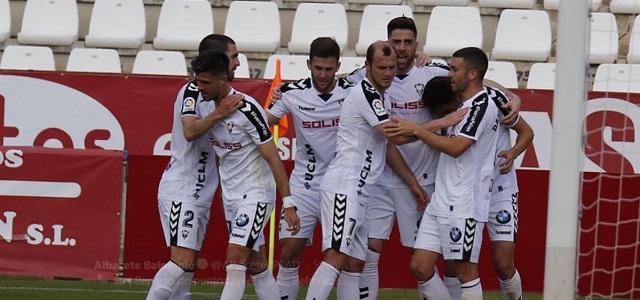 Los jugadores del Albacete celebran un gol || Foto: Encastillalamancha