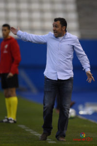 Sergio González, en la banda durante el partido