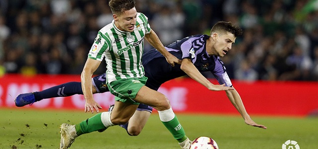 Toni cae al césped del Villamarín || Foto: LaLiga