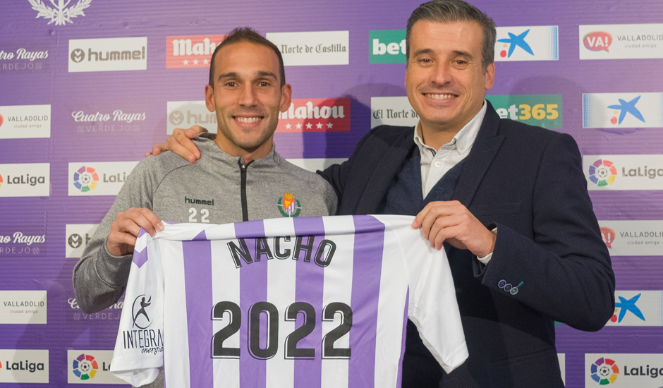 Nacho junto a Miguel Ángel Gómez en la rueda de prensa de su renovación II Foto: RV