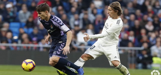 Toni en la pugna de un balón || Foto: LaLiga