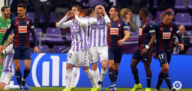 Jugadores de Eibar y Pucela, desesperados || Foto: LFP