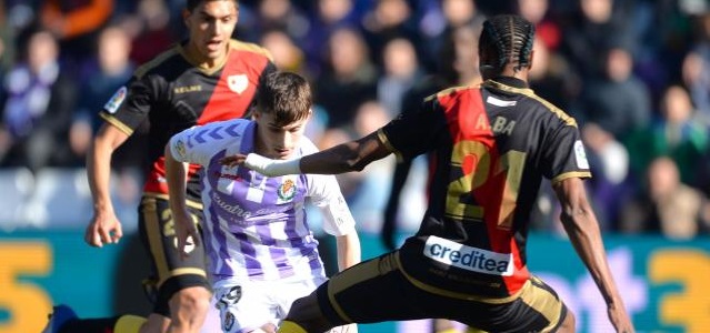 Toni intenta hacerse con un balón || Foto: La Liga