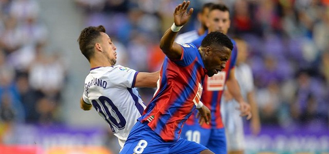 Óscar Plano y Diop luchan por una pelota || Foto: Laliga