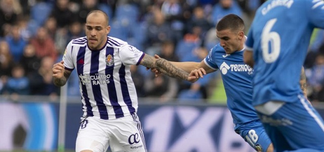 Sandro se intenta zafar de un rival || Foto: LaLiga