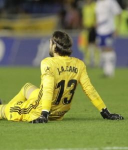 Caro en el césped, lesionado