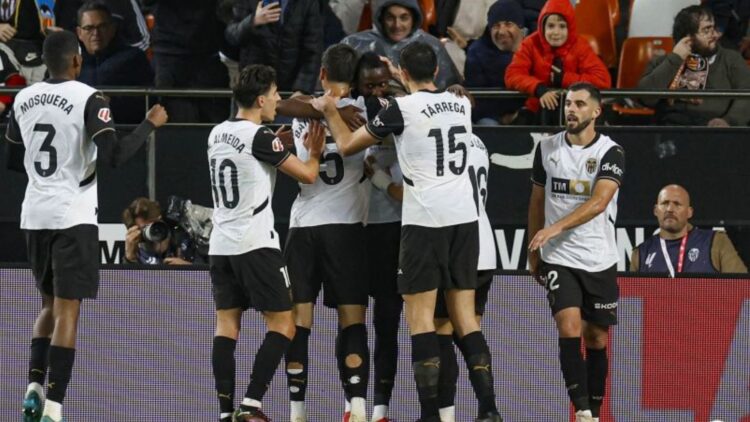 El Valencia celebra el gol de Sadiq