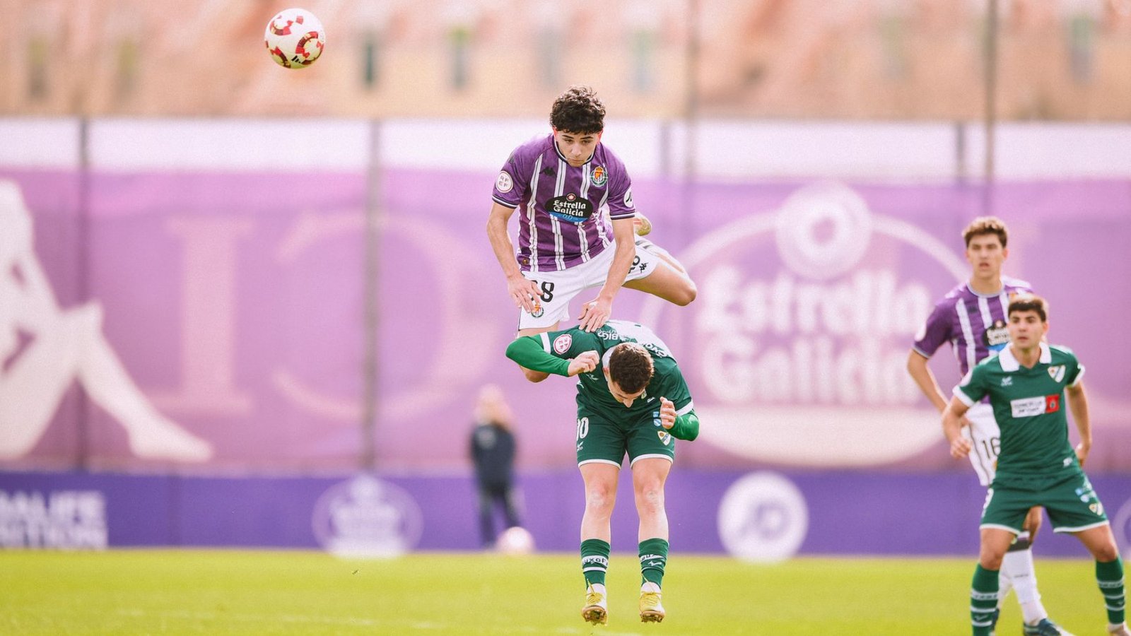 Arco gana un duelo aéreo ante el Coruxo