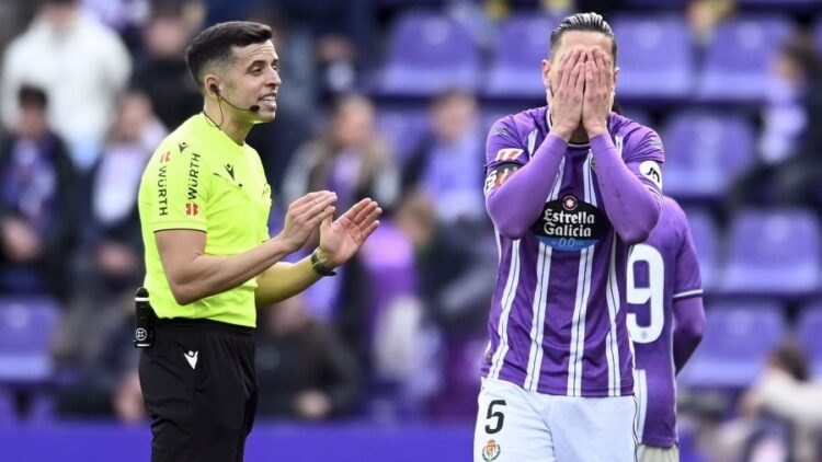 Javi Sánchez protesta la mano a García Verdura en el Real Valladolid - Celta