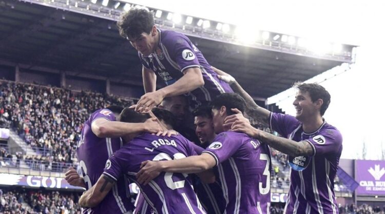 El Real Valladolid celebra un gol