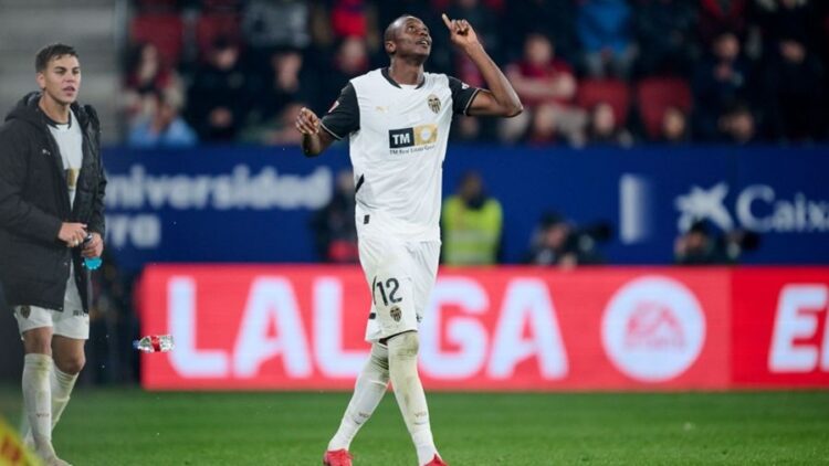 Umar Sadiq celebra su gol a Osasuna