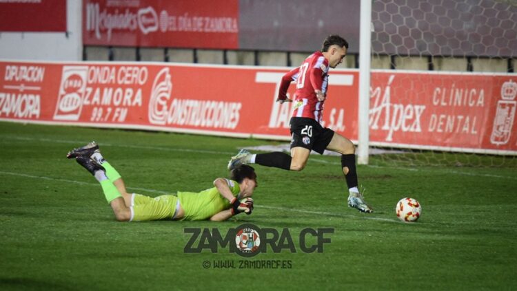 Tresaco, jugador del Zamora, en el duelo ante el Barakaldo de Primera RFEF