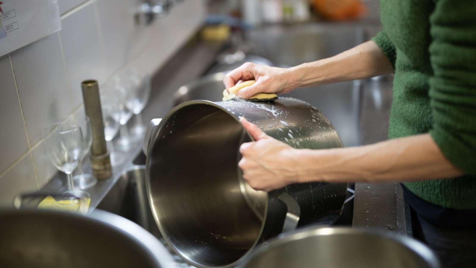 El truco definitivo que ya utilizaba tu abuela para limpiar el fondo de tus ollas