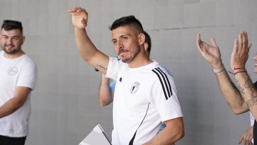 Raúl Navarro, despedido como un grande del Burgos