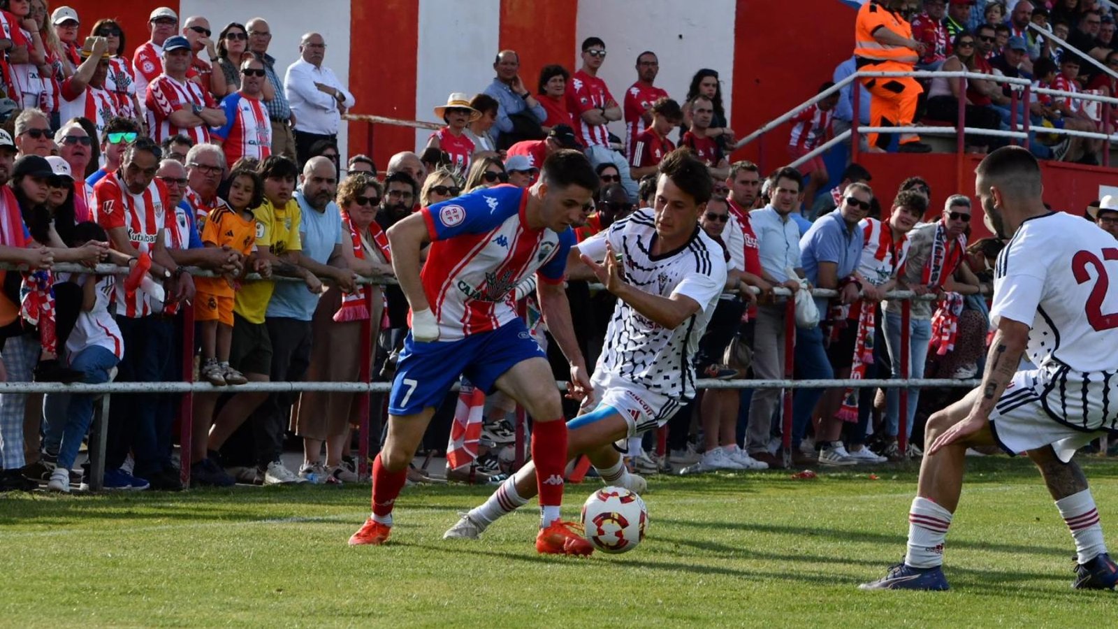 El Atlético Tordesillas mantiene vivo el sueño del ascenso