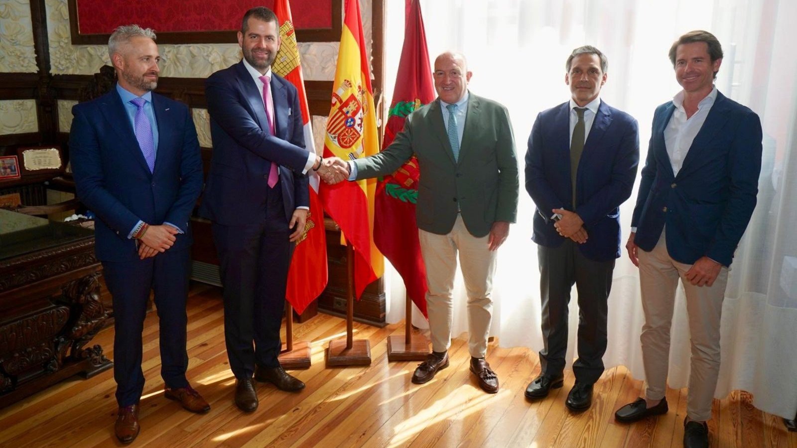 El alcalde, Jesús Julio Carnero, junto a os nuevos dueños del Real Valladolid