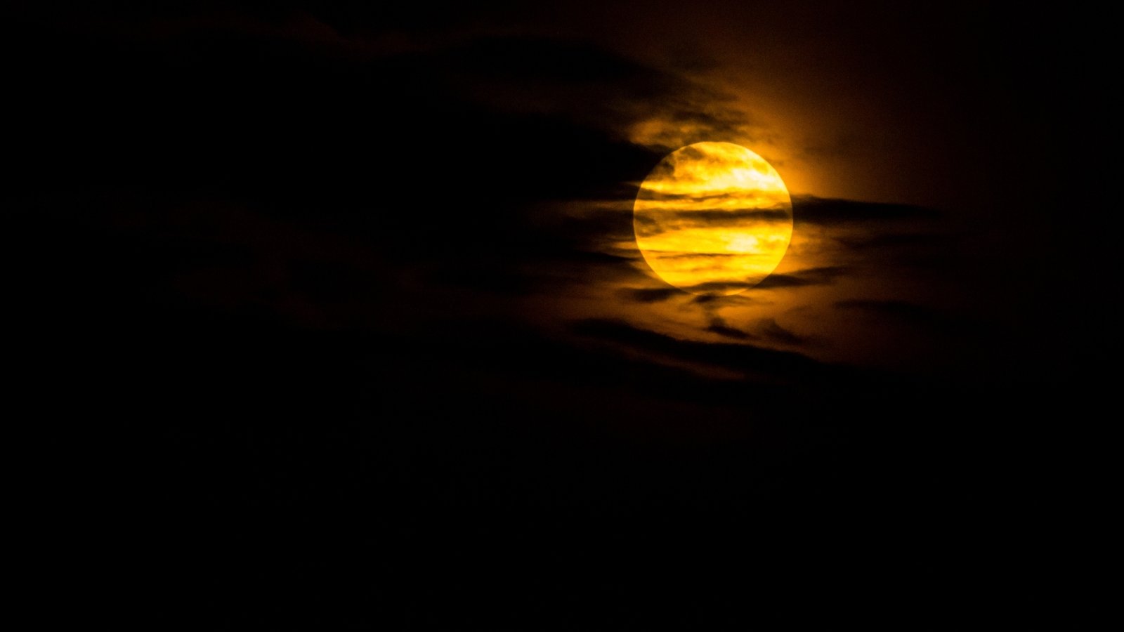 Ni eclipse ni lluvia de estrellas: qué es la 'Luna de fresa'