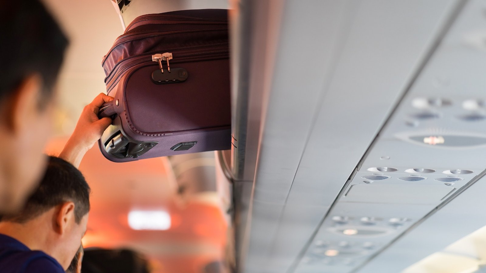 Esta maleta es barata, resistente y perfecta para volar este verano