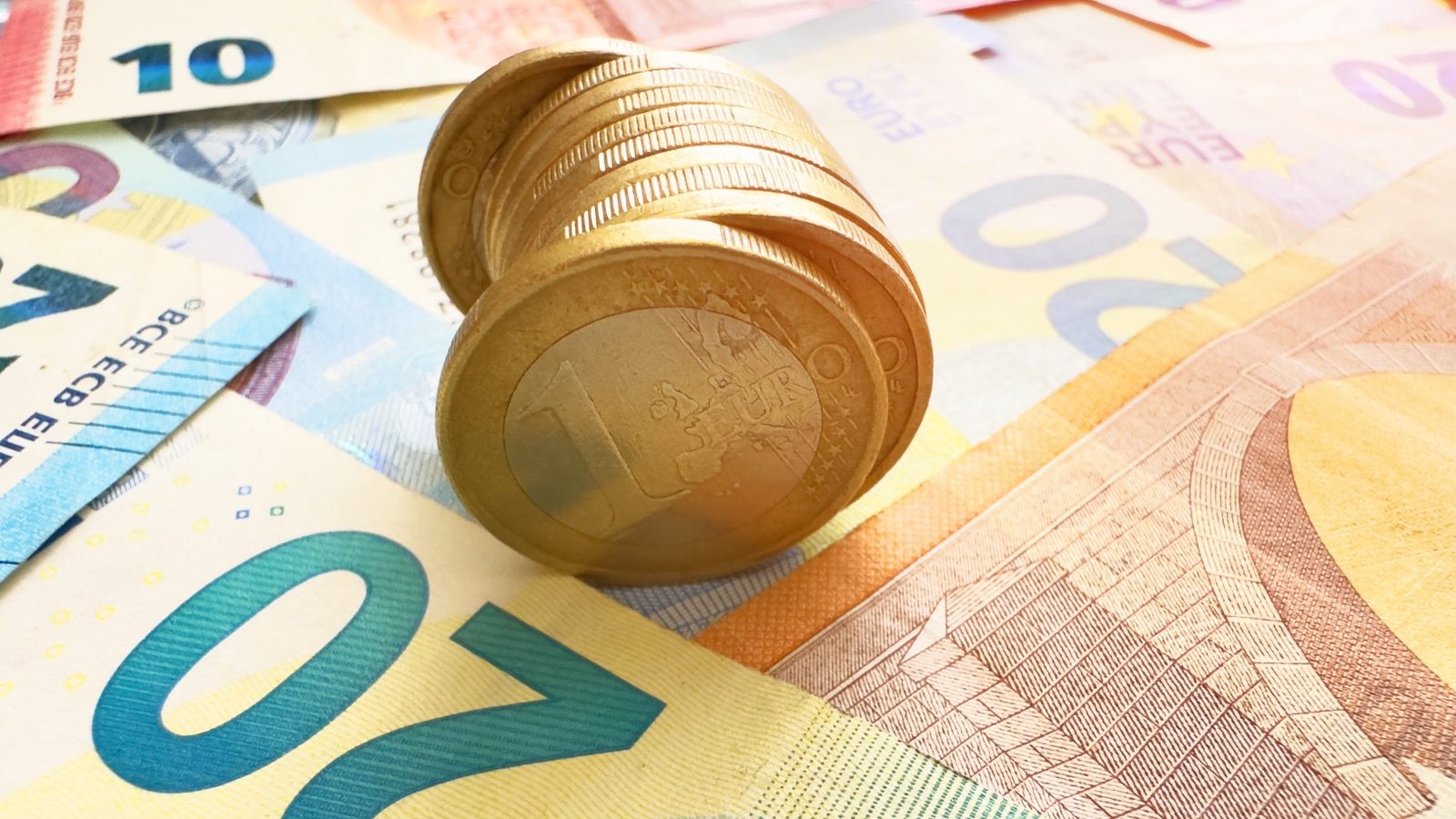 Confirmado: este país empezará a utilizar el euro en 2026