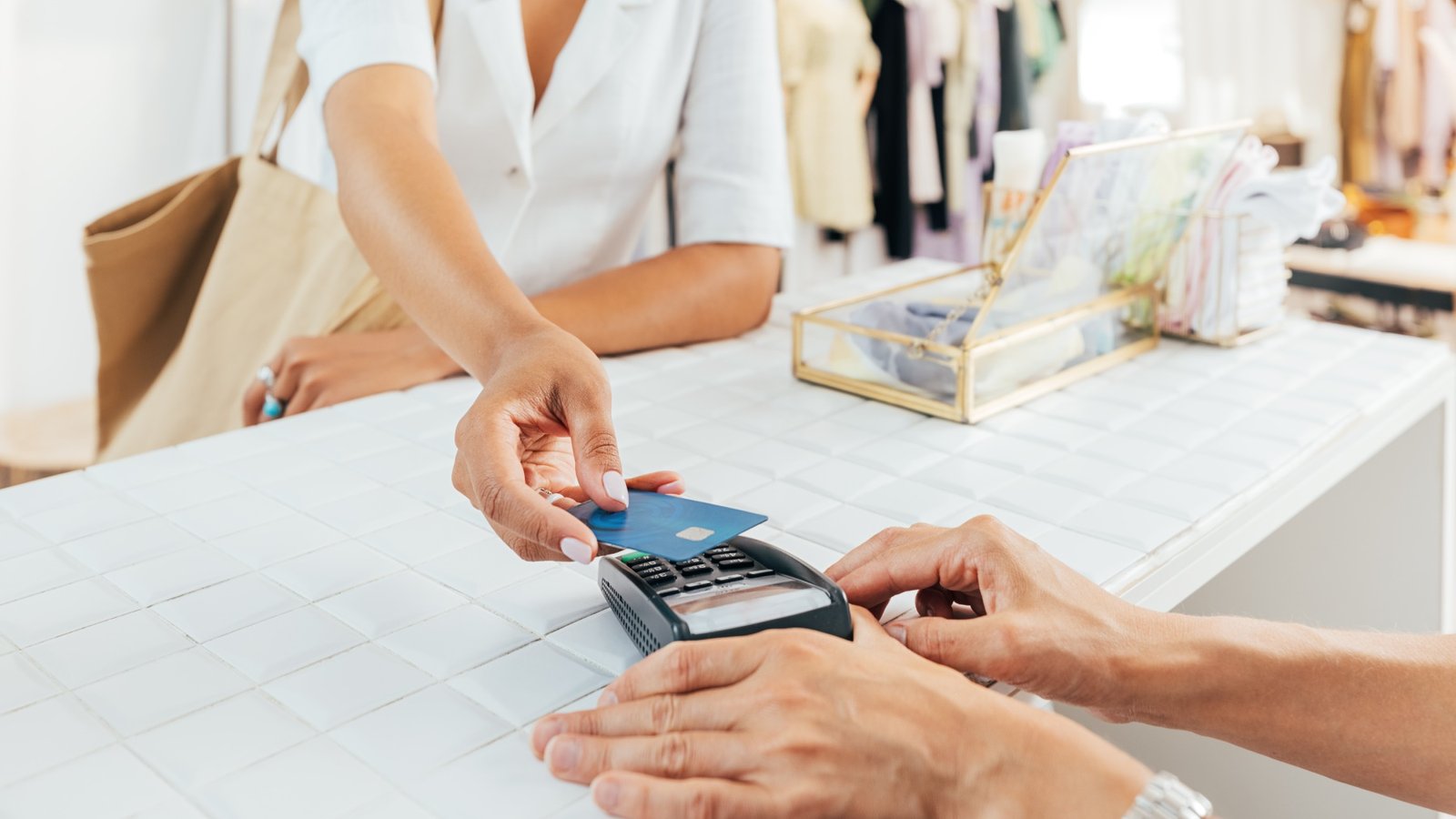 Si pagas con tarjeta, esto debes hacer con el ticket de compra