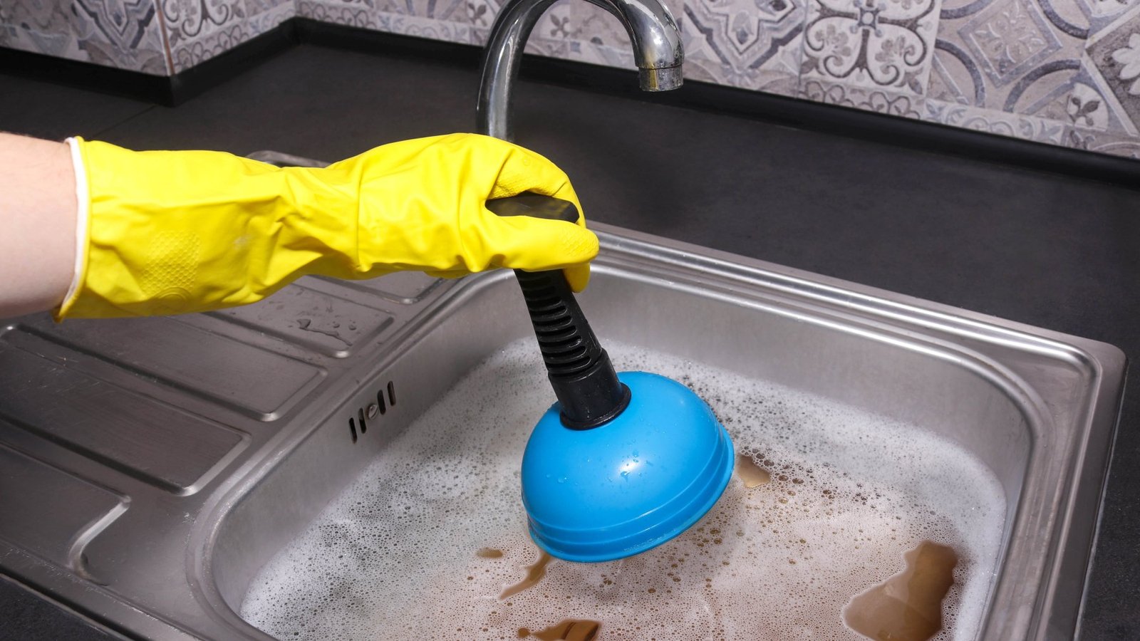 Desatascar cualquier fregadero en 5 minutos