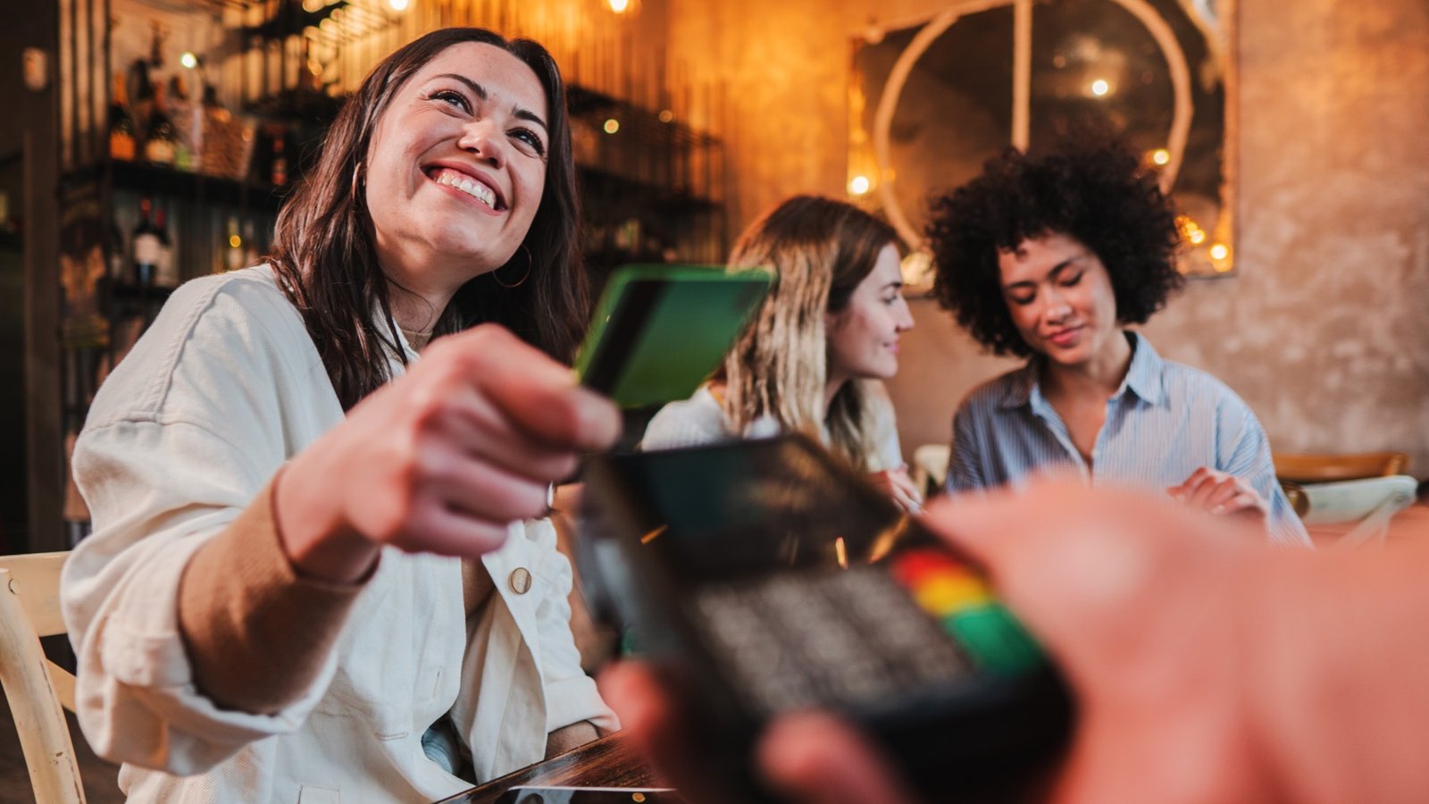 "No se divide la cuenta": cada vez más bares y restaurantes