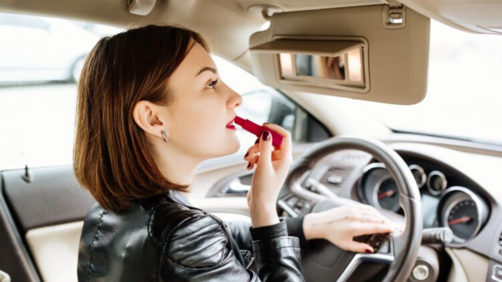 La DGT lo confirma: si tienes por costumbre maquillarte en el coche