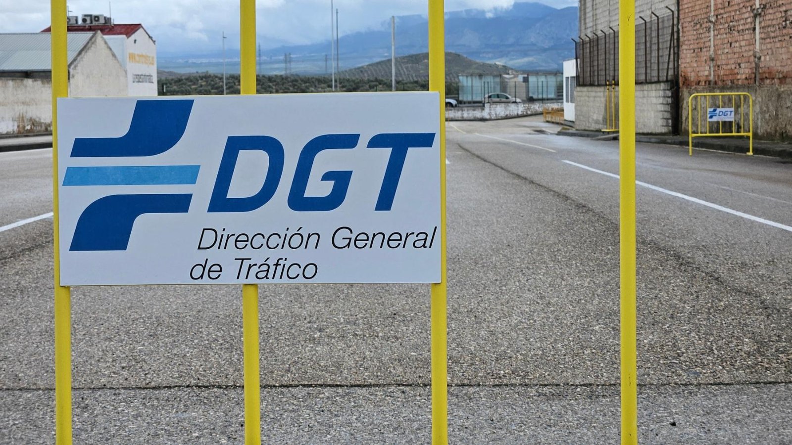 Ni chuletas ni suerte: así es como puedes aprobar el examen teórico de la DGT con estos sencillos pasos